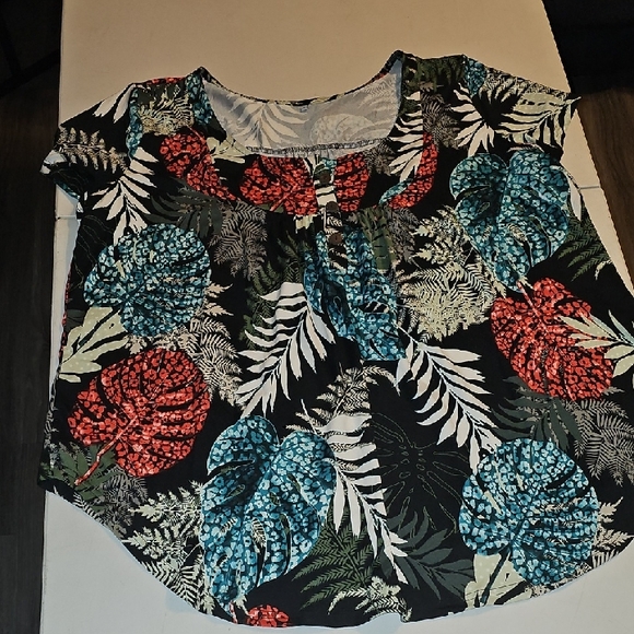 Tops - Womens Plus Sz Beautiful Floral Top. Sz 3XL